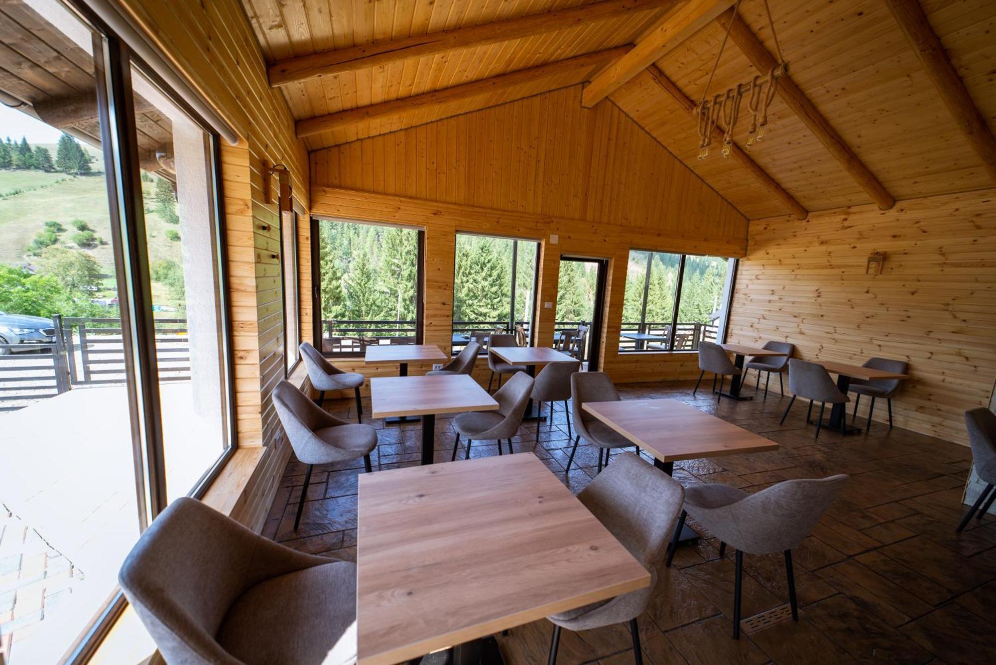 A Pisc Hotel Vatra Moldovitei Exterior photo